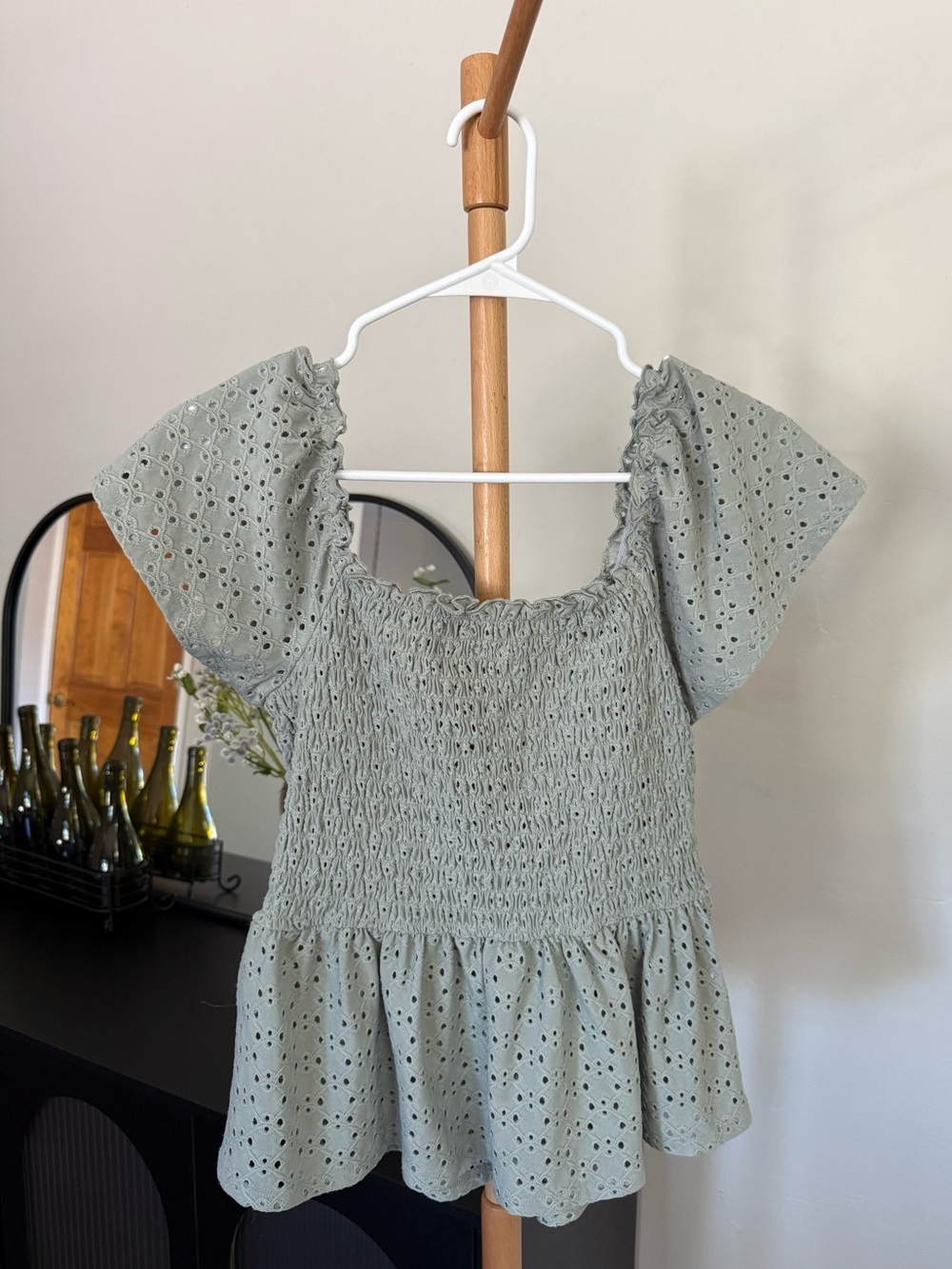 Luxulogy Sage Green Short Sleeve Blouse Top Women’s Size Medium